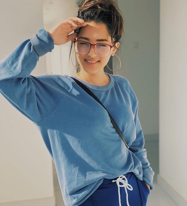 rishala gurung photo in blue tshirt